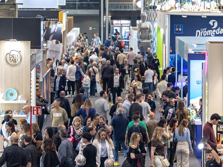 Vista del Salón Gourmets 2026 en IFEMA Madrid con expositores y productos gastronómicos