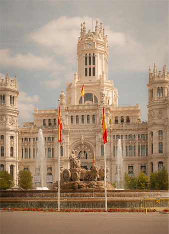 Turistas disfrutando del ocio nocturno en España en verano 2026 en un entorno urbano con ambiente premium y experiencias gastronómicas y musicales