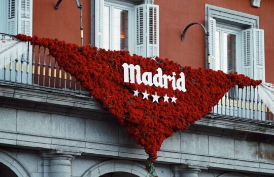 Clientes disfrutando de una terraza y un restaurante en Madrid durante la temporada turística, reflejando la evolución de los precios turísticos en España.