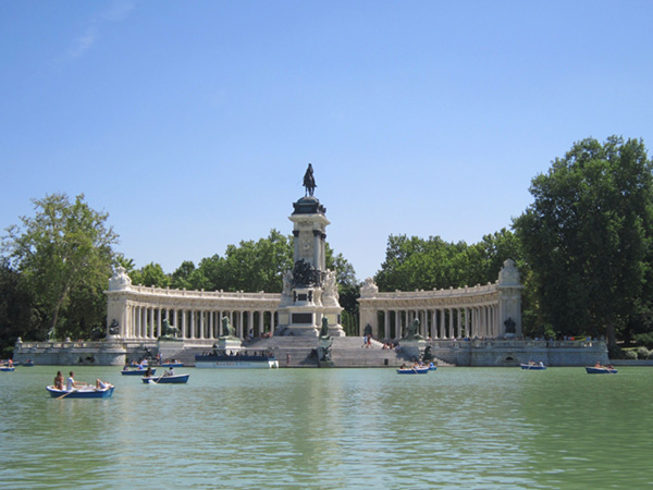 Turistas disfrutando de la oferta gastronómica y de ocio nocturno en una zona céntrica de Madrid durante la temporada de verano.